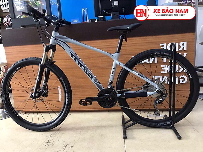 Xe đạp Giant XTC 800 màu trắng xám